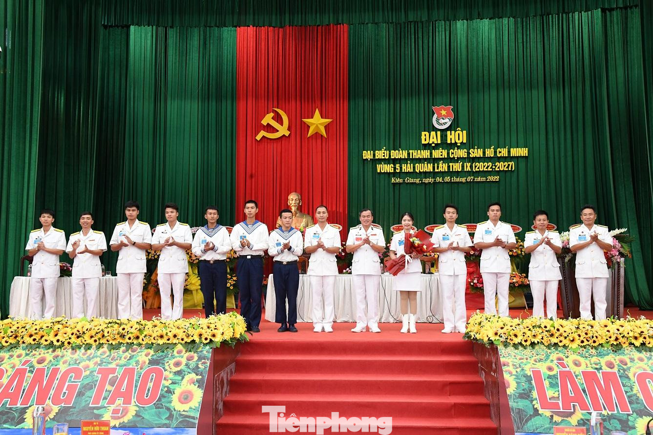 Lãnh đạo Bộ Tư lệnh Vùng 5 Hải quân chúc mừng đoàn đại biểu được bầu đi dự Đại hội đại biểu Đoàn Thanh niên Cộng sản Hồ Chí Minh Quân chủng Hải quân lần thứ IX