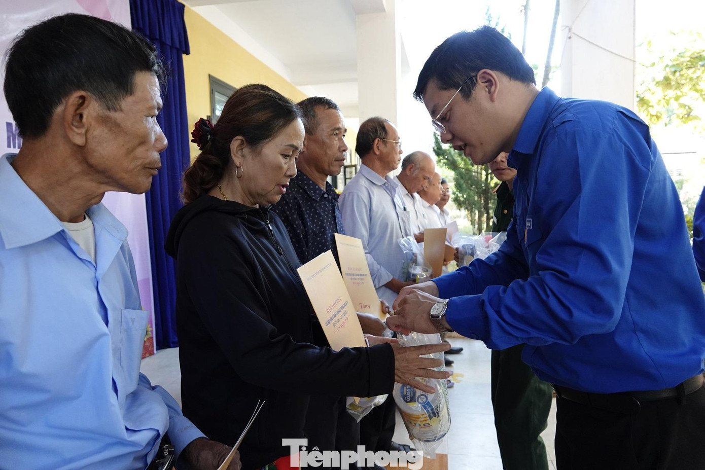 Anh Nguyễn Thanh Hoài - Bí thư Tỉnh Đoàn Thừa Thiên- Huế gửi tặng những phần quà tri ân cho bà con Phong Điền