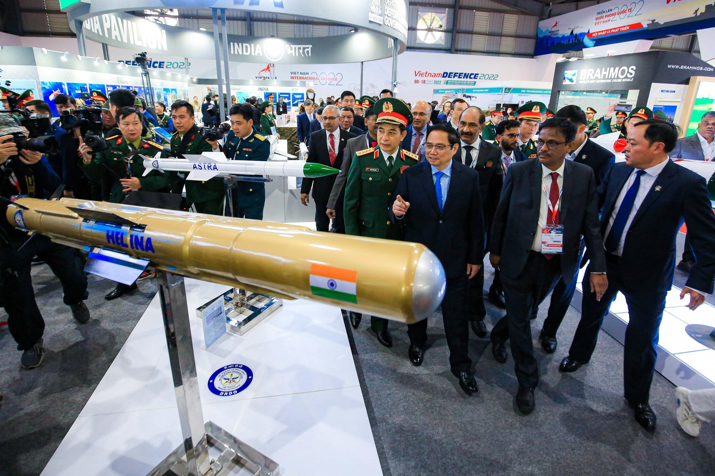 Thủ tướng và quan khách tham quan một số mẫu tên lửa do Ấn Độ sản xuất.