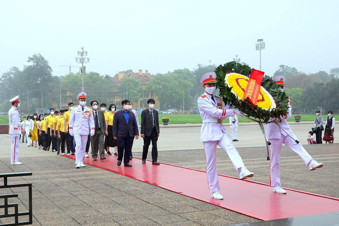Anh Nguyễn Thái An, Uỷ viên Ban Thường vụ, Trưởng ban Tuyên giáo T.Ư Đoàn; nhà báo Lê Minh Toản, Phó Tổng Biên tập báo Tiền Phong; nhà báo Nguyễn Huy Lộc, Ủy viên Ban Biên tập báo Tiền Phong dẫn đầu đoàn đại biểu đến báo công và vào Lăng viếng Bác. Ảnh: Nguyễn Minh