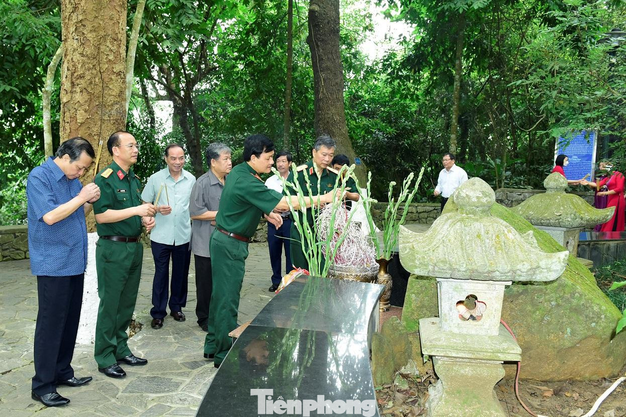 Các đại biểu dâng hương tại Đá Chông - K9, trước khi khai mạc tọa đàm Các đại biểu dâng hương tại Đá Chông - K9, trước khi khai mạc tọa đàm