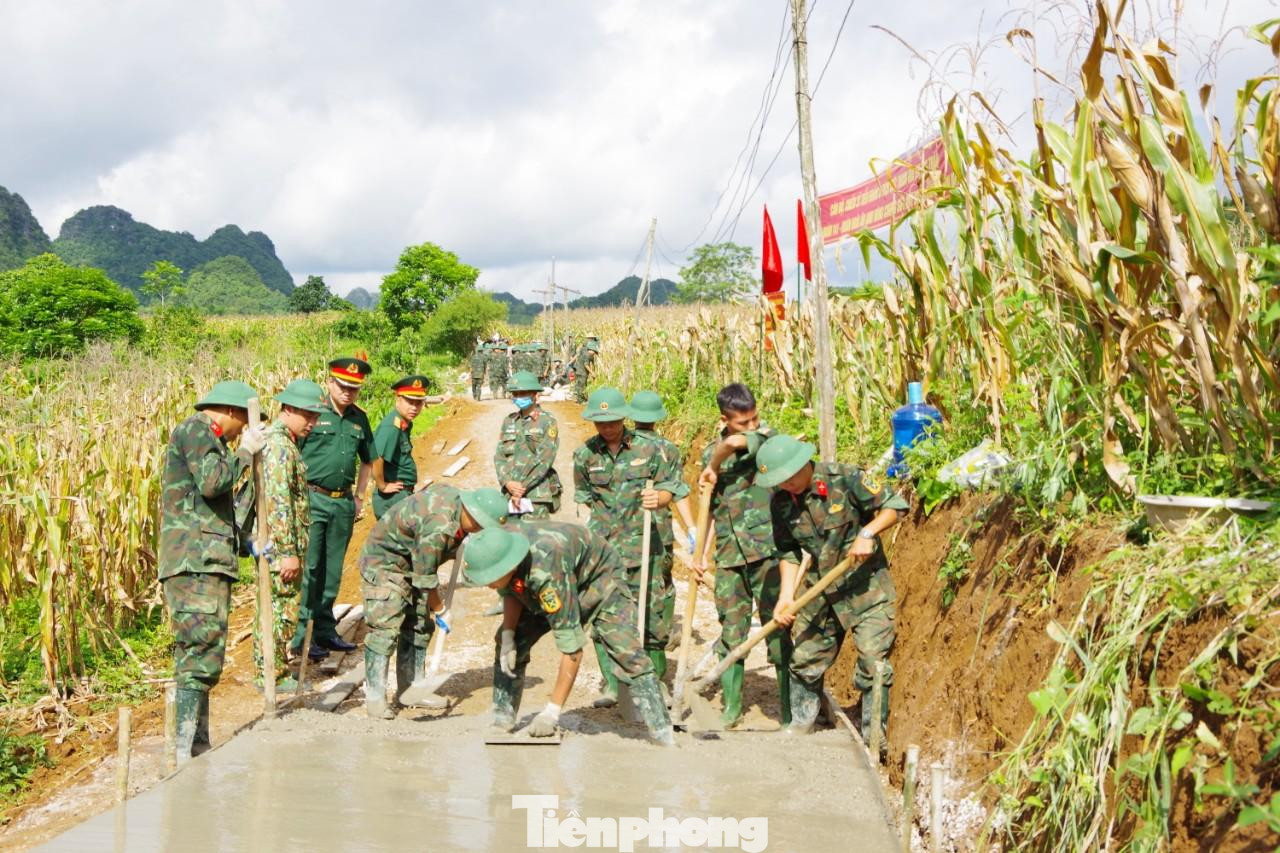 Cán bộ, chiến sĩ Trung đoàn 141 giúp bà con huyện Chi Lăng, tỉnh Lạng Sơn làm đường giao thông liên thôn, tháng 7/2022