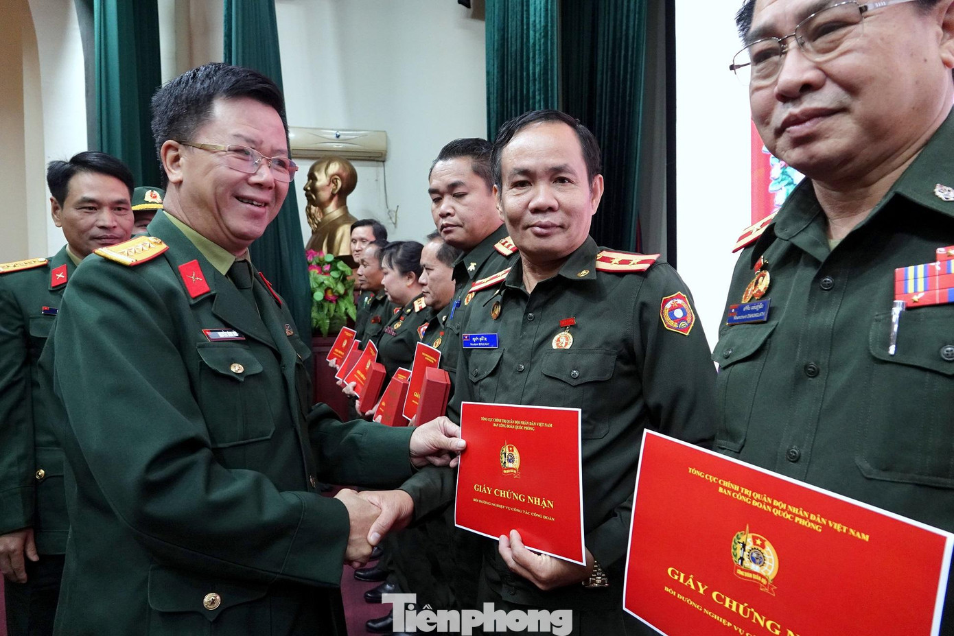 Lãnh đạo Ban Công đoàn Quốc phòng và Đoàn 871 trao Chứng nhận hoàn thành chương trình tập huấn công đoàn cho các cán bộ QĐND Lào.