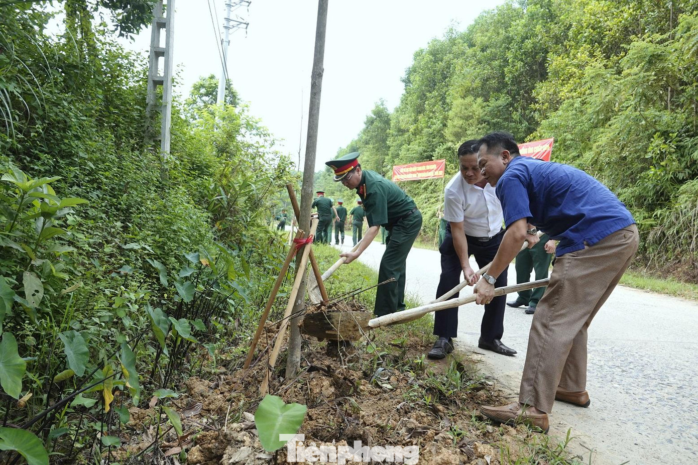 Lãnh đạo Phòng Chính trị Học viện Quân y và xã Vô Tranh tham gia trồng hàng cây thanh niên trên trục đường 2km của xã Vô Tranh