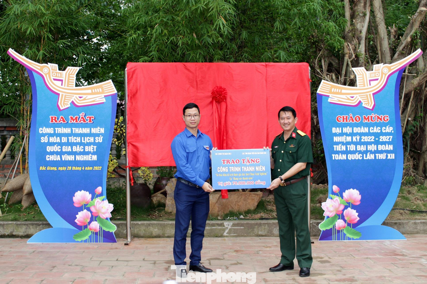 Trao biển tượng trưng khánh thành công trình thanh niên “Số hóa Di tích lịch sử Quốc gia đặc biệt Chùa Vĩnh Nghiêm” Trao biển tượng trưng khánh thành công trình thanh niên “Số hóa Di tích lịch sử Quốc gia đặc biệt Chùa Vĩnh Nghiêm”