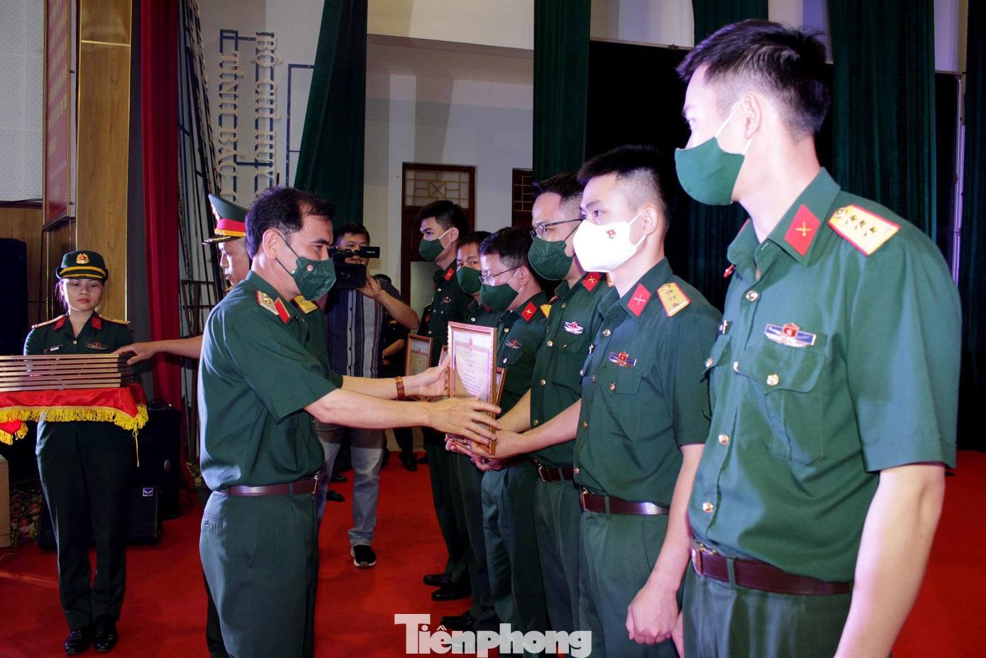 Nhân dịp này, Bộ Tư lệnh Quân khu 1 tặng Bằng khen 12 tập thể, 12 cá nhân có thành tích xuất sắc trong phối hợp hoạt động công tác Đoàn và phong trào thanh niên, giai đoạn 2020-2022. Nhân dịp này, Bộ Tư lệnh Quân khu 1 tặng Bằng khen 12 tập thể, 12 cá nhân có thành tích xuất sắc trong phối hợp hoạt động công tác Đoàn và phong trào thanh niên, giai đoạn 2020-2022.