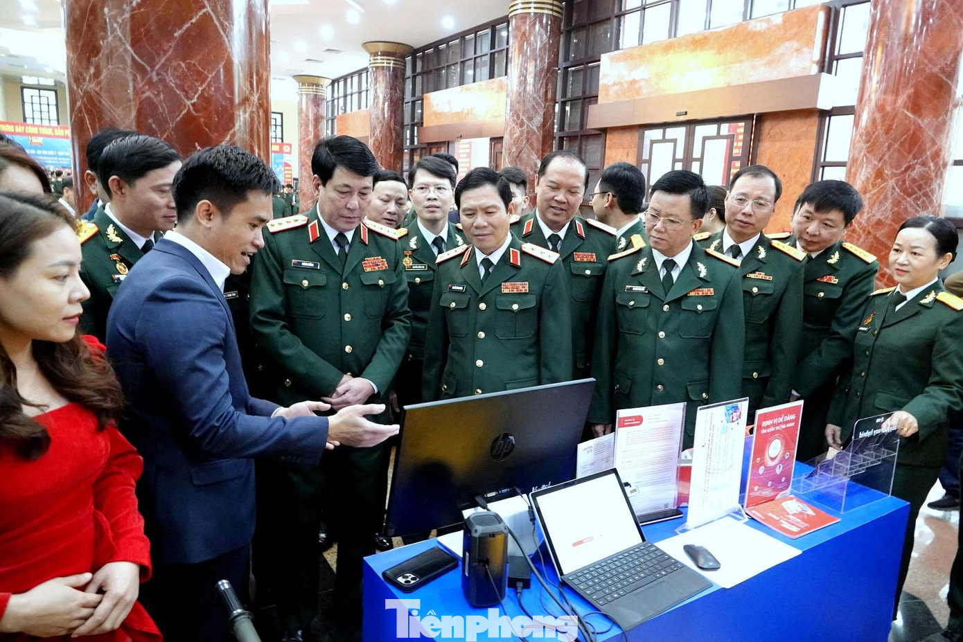 Lãnh đạo Quân ủy Trung ương - Bộ Quốc phòng tham quan các công trình, sản phẩm lao động sáng tạo của các Công đoàn cơ sở trong Quân đội được trưng bày tại lễ tuyên dương