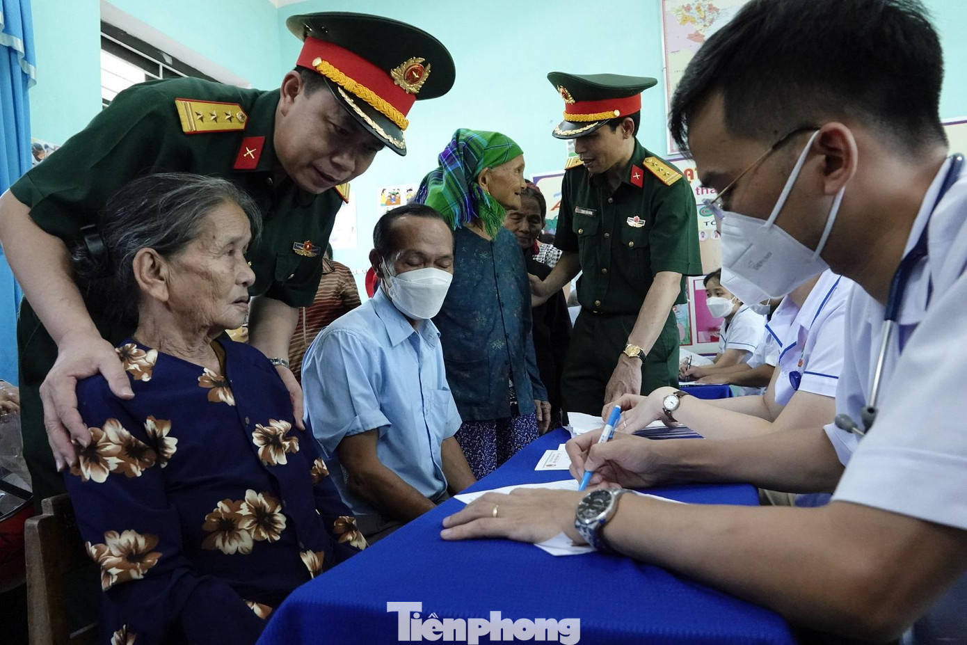 Thượng tá Trần Viết Năng - Trưởng ban Thanh niên Quân đội và Thượng tá Trịnh Tuấn Hùng - Phó Giám đốc Bảo hiểm xã hội Bộ Quốc phòng thăm hỏi người dân tới khám chữa bệnh miễn phí trong chương trình. Ảnh: Nguyễn Minh