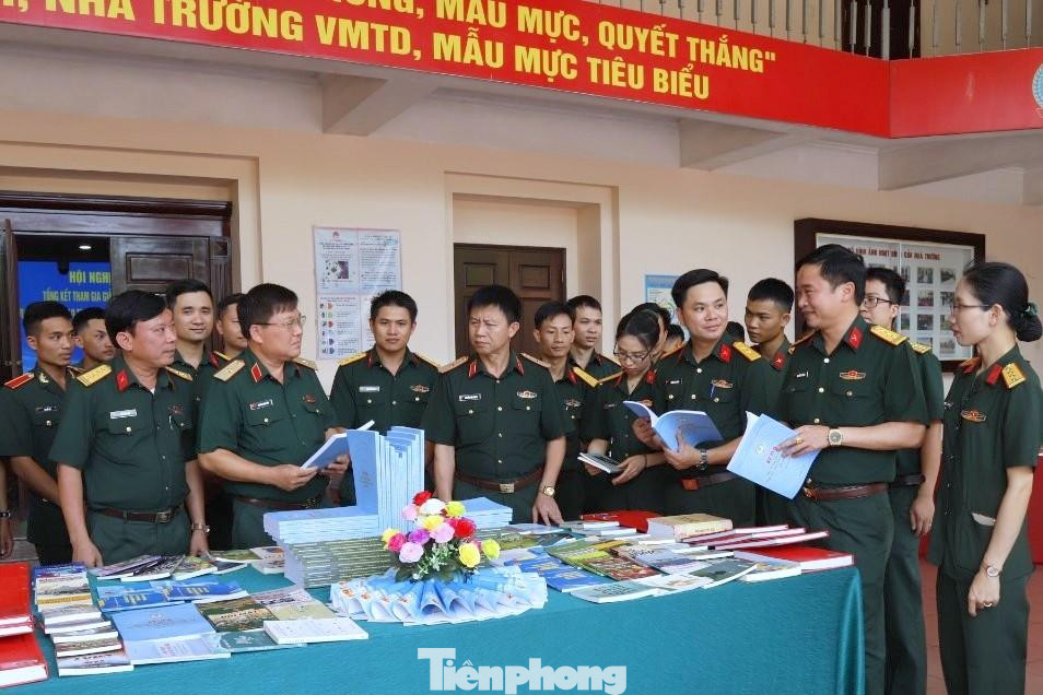 Lãnh đạo Trường Sĩ quan Lục quân 1 và Ban Thanh niên Quân đội tham quan các đề tài, sáng kiến của tuổi trẻ nhà trường