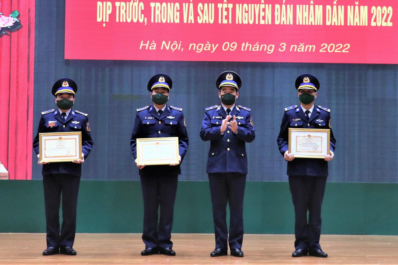 Thiếu tướng Bùi Quốc Oai - Chính ủy Cảnh sát biển trao thưởng cho các cá nhân có thành tích xuất sắc trong đợt cao điểm