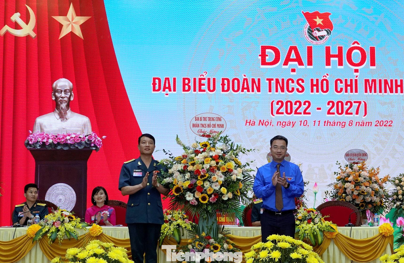 Lãnh đạo Trung ương Đoàn tặng hoa chúc mừng ĐH Lãnh đạo Trung ương Đoàn tặng hoa chúc mừng ĐH