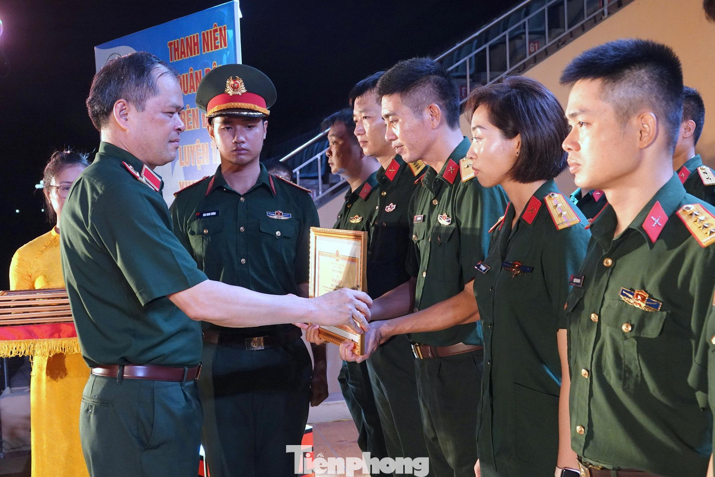 Trung tướng Dương Đình Thông - Chính ủy Quân khu 1 trao thưởng cho các tập thể, cá nhân xuất sắc, tiêu biểu trong phong trào thi đua của tuổi trẻ Quân khu 1 (giai đoạn 2017-2022), tại chương trình dạ hội thanh niên, tối 24/8