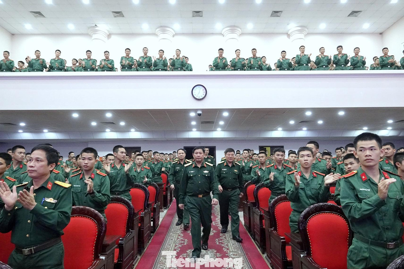 Cán bộ, học viên Trường SQLQ 1 chào đón lãnh đạo nhà trường tới tham dự chương trình giao lưu. Ảnh: Nguyễn Minh