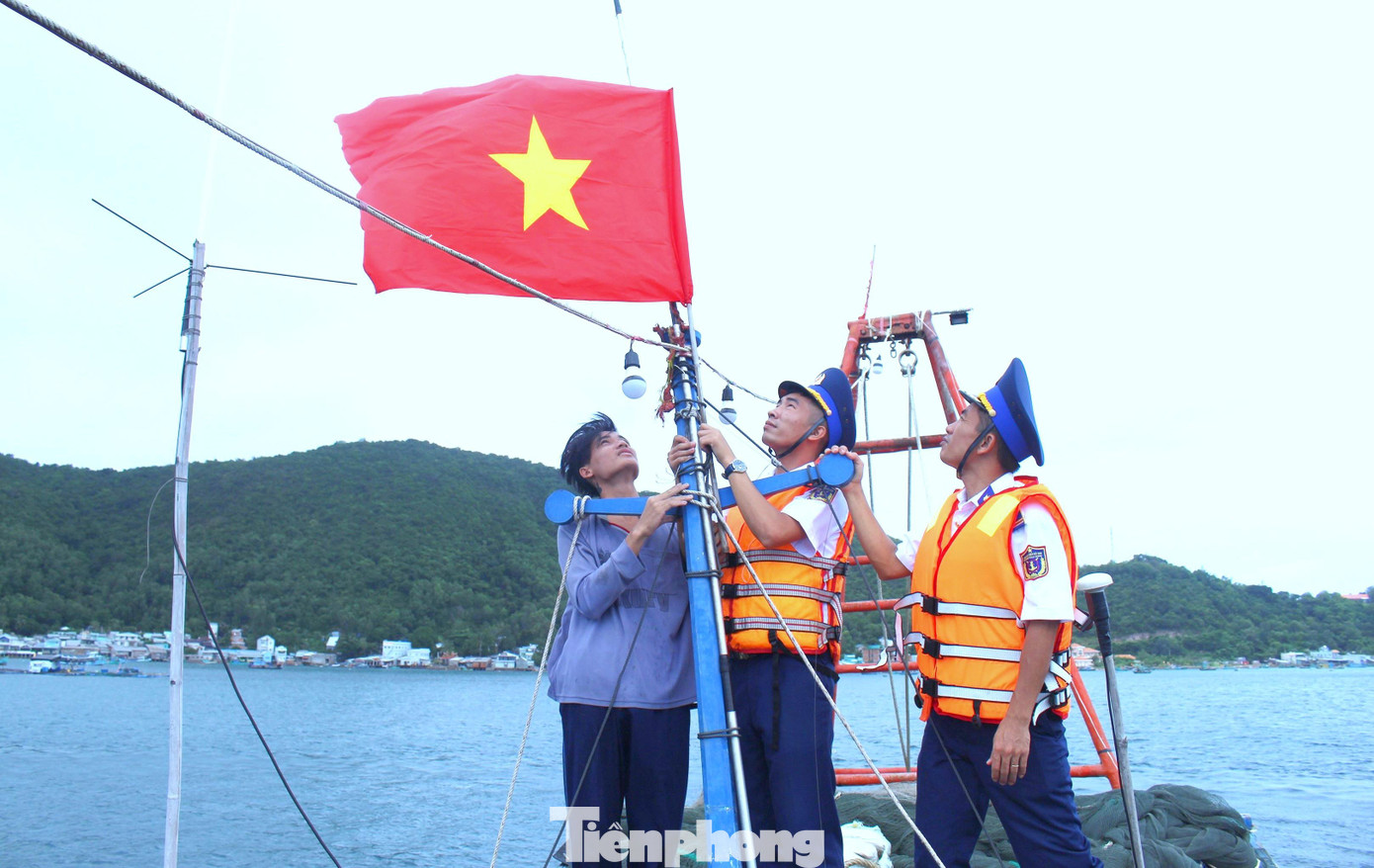 Trao tặng cờ Tổ quốc cho ngư dân