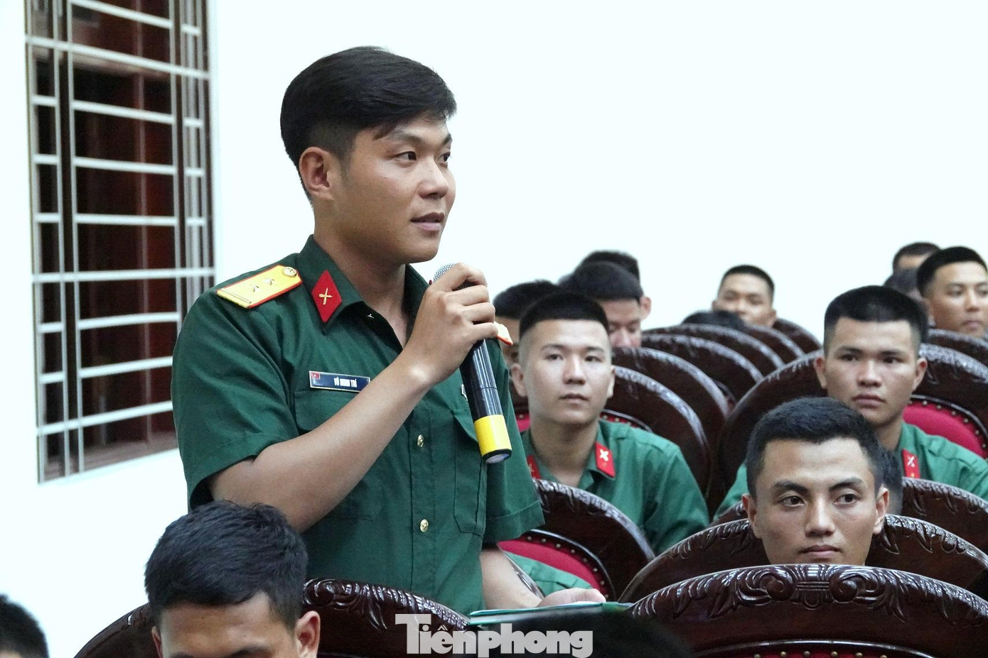 Trung úy Vũ Minh Trí nêu giải pháp tại tọa đàm Trung úy Vũ Minh Trí nêu giải pháp tại tọa đàm