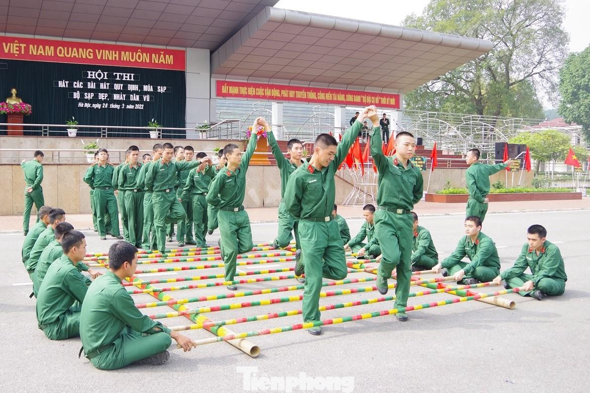 Thực hiện nhiệm vụ xây dựng môi trường văn hóa, nếp sống chính quy, rèn luyện kỷ luật, tổ chức Đoàn các cấp thường xuyên làm tốt công tác giáo dục, định hướng cho ĐVTN nêu cao ý thức tự giác tu dưỡng, học tập, rèn luyện tạo sự thống nhất cao về ý chí và hành động. Tiêu biểu có mô hình “Nhà ở thanh niên”, “Chi đoàn 3 xung kích, 2 đột phá”, kết hợp với các hoạt động phong trào bề nổi… Thực hiện nhiệm vụ xây dựng môi trường văn hóa, nếp sống chính quy, rèn luyện kỷ luật, tổ chức Đoàn các cấp thường xuyên làm tốt công tác giáo dục, định hướng cho ĐVTN nêu cao ý thức tự giác tu dưỡng, học tập, rèn luyện tạo sự thống nhất cao về ý chí và hành động. Tiêu biểu có mô hình “Nhà ở thanh niên”, “Chi đoàn 3 xung kích, 2 đột phá”, kết hợp với các hoạt động phong trào bề nổi…