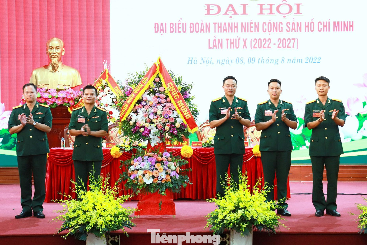 Lãnh đạo Ban Thanh niên Quân đội tặng hoa chúc mừng đại hội Lãnh đạo Ban Thanh niên Quân đội tặng hoa chúc mừng đại hội