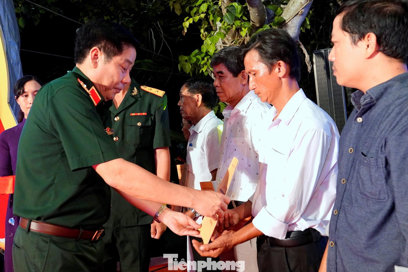 Thiếu tướng Nguyễn Văn Gấu trao quà tri ân cho các gia đình chính sách tại chương trình “Vang vọng khúc khải hoàn”