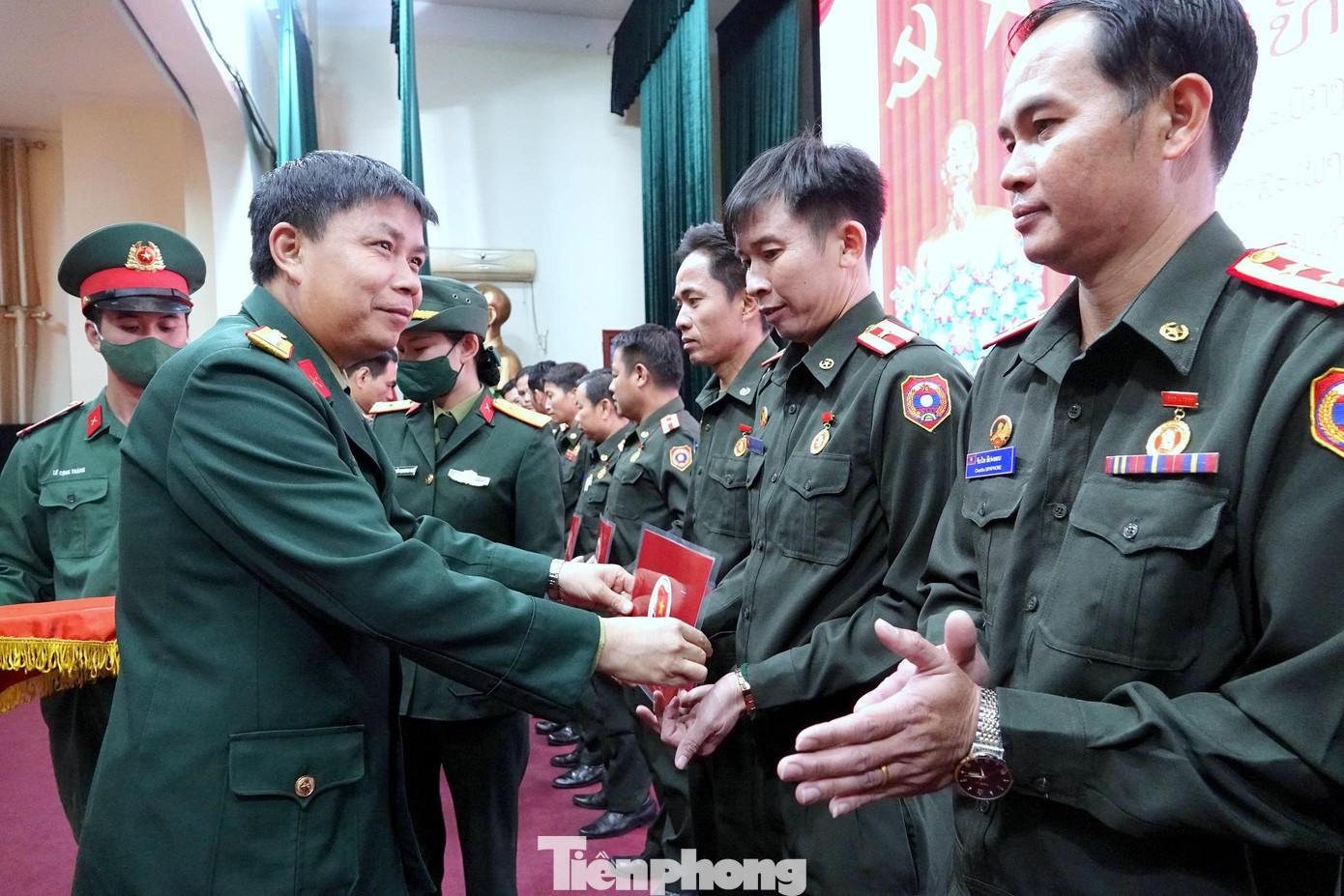Lãnh đạo Ban Thanh niên Quân đội và Đoàn 871 trao Chứng nhận hoàn thành chương trình tập huấn công tác thanh niên cho các cán bộ QĐND Lào, chiều 6/12. Ảnh: Nguyễn Minh
