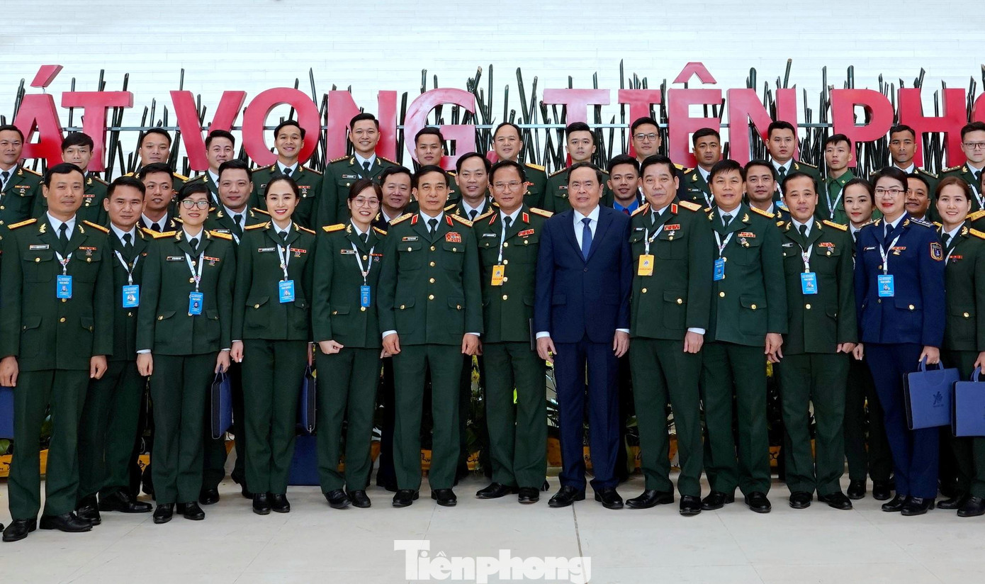 Phó Chủ tịch Thường trực Quốc hội Trần Thanh Mẫn và Bộ trưởng Bộ Quốc phòng Phan Văn Giang với các đại biểu thanh niên Quân đội tham dự Đại hội Đoàn toàn quốc lần thứ XII, sáng 15/12. Ảnh: Nguyễn Minh