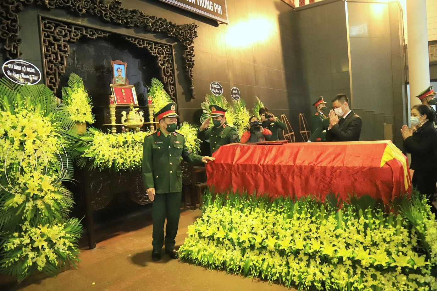 Thượng tướng Hoàng Xuân Chiến, Thứ trưởng Bộ Quốc phòng và đại diện các cơ quan, tổ chức tới viếng và tiễn biệt liệt sĩ, Trung tá Đỗ Anh Thượng tướng Hoàng Xuân Chiến, Thứ trưởng Bộ Quốc phòng và đại diện các cơ quan, tổ chức tới viếng và tiễn biệt liệt sĩ, Trung tá Đỗ Anh