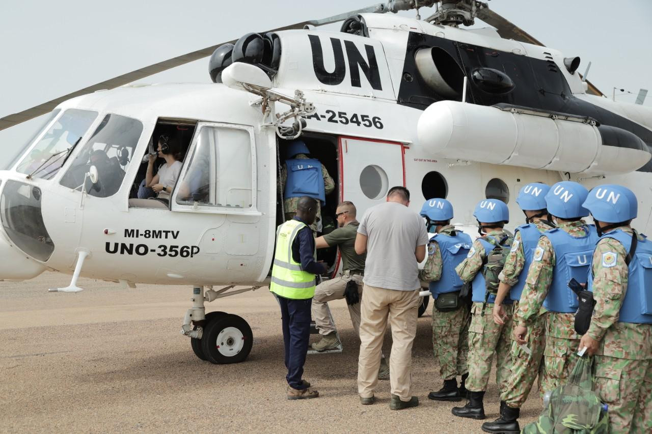 Tiếp tục hành quân bằng máy bay trực thăng của LHQ