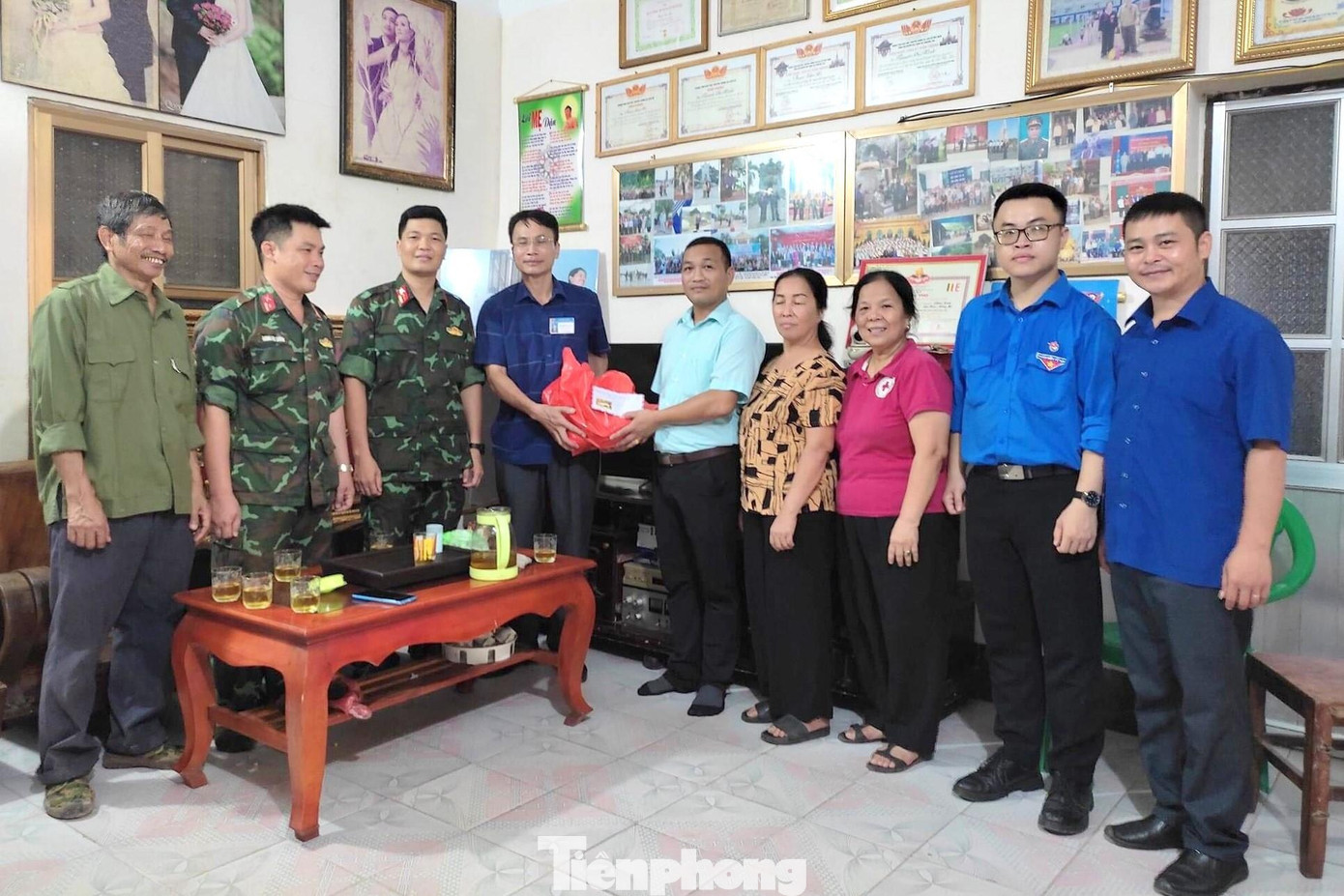 Lãnh đạo Trung đoàn 141 và thị trấn Đồng Mỏ (huyện Chi Lăng) thăm, tặng quà gia đình chính sách tại thị trấn Đồng Mỏ