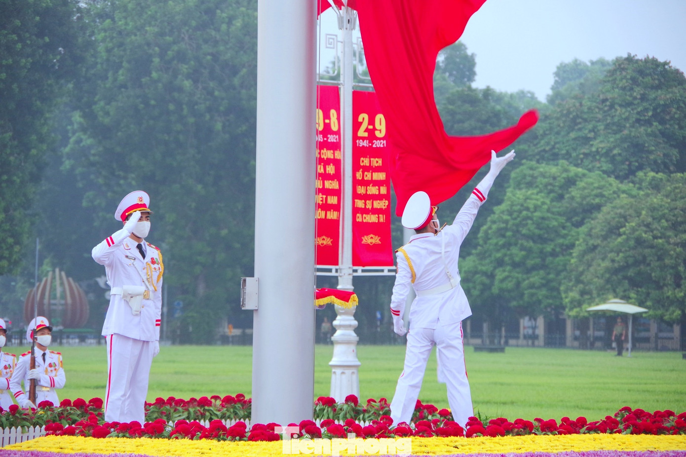 Đoàn 275 (Bộ Tư lệnh Bảo vệ Lăng) thực hiện nghi lễ thượng cờ trước Lăng Bác Đoàn 275 (Bộ Tư lệnh Bảo vệ Lăng) thực hiện nghi lễ thượng cờ trước Lăng Bác