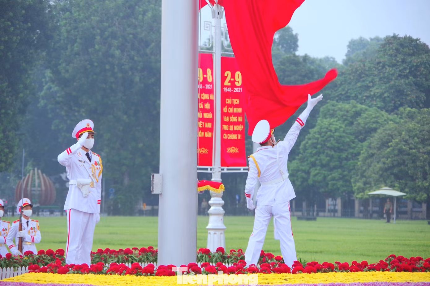 Đoàn 275 (Bộ Tư lệnh Bảo vệ Lăng) thực hiện nghi lễ thượng cờ trước Lăng Bác