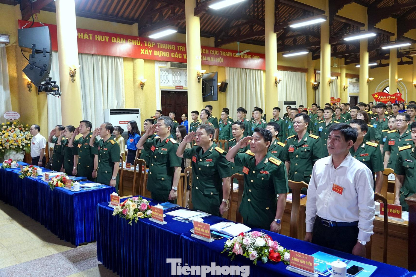 Đại biểu dự ĐH làm lễ chào cờ, sáng 26/8. Ảnh: Nguyễn Minh Đại biểu dự ĐH làm lễ chào cờ, sáng 26/8. Ảnh: Nguyễn Minh