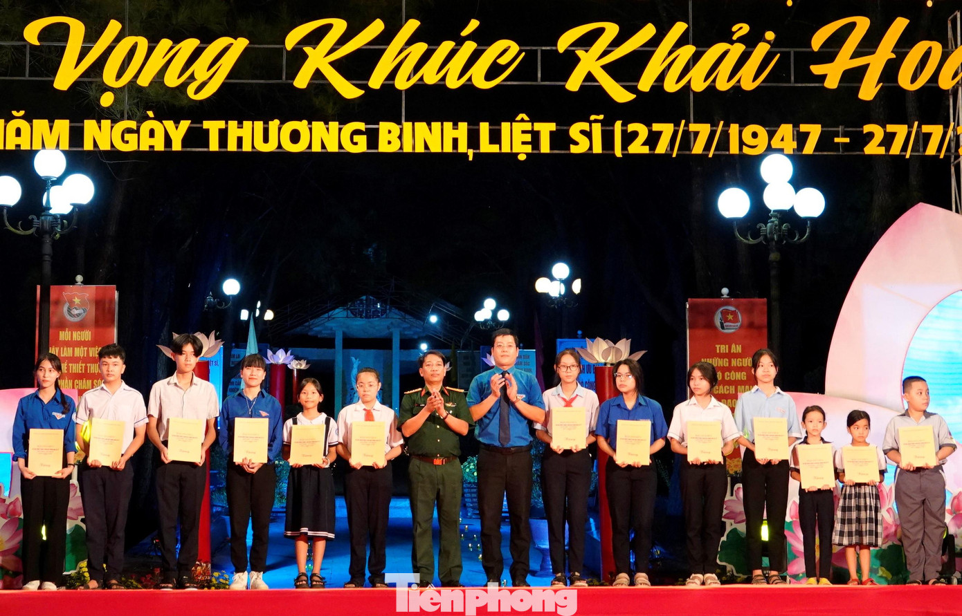 Lãnh đạo Bộ Chỉ huy Quân sự tỉnh và Tỉnh Đoàn Thừa Thiên - Huế tặng quà tiếp sức các em học sinh vượt khó học giỏi