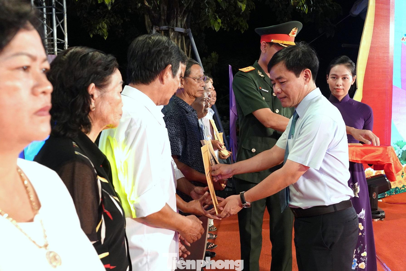 Chủ tịch UBND tỉnh Thừa Thiên - Huế trao quà tri ân cho các gia đình chính sách