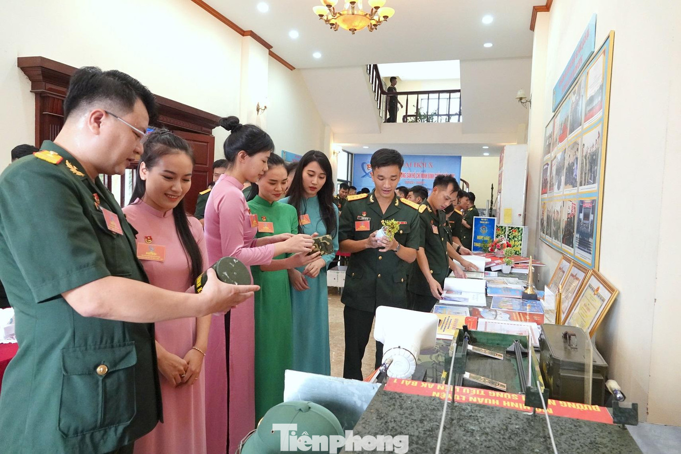 Các đại biểu tham quan mô hình sáng kiến, cải tiến kỹ thuật của tuổi trẻ ngành tham mưu Binh chủng Hóa học. Ảnh: Nguyễn Minh Các đại biểu tham quan mô hình sáng kiến, cải tiến kỹ thuật của tuổi trẻ ngành tham mưu Binh chủng Hóa học. Ảnh: Nguyễn Minh