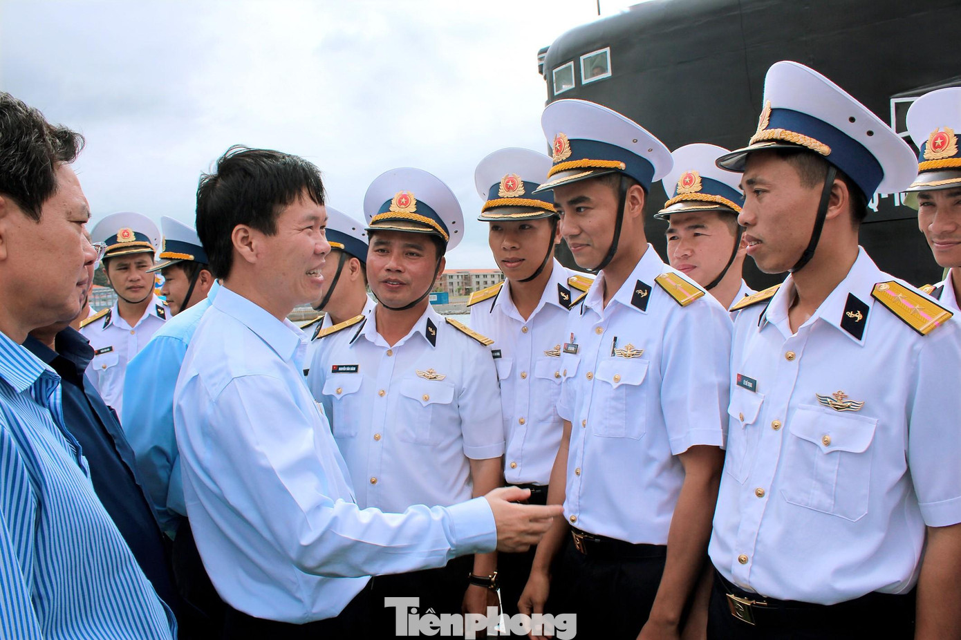 Ủy viên Bộ Chính trị, Thường trực Ban Bí thư Võ Văn Thưởng (khi đó là Phó Bí thư Thường trực Thành ủy TPHCM) tới thăm, động viên cán bộ, thủy thủ tàu ngầm 183-TPHCM Ủy viên Bộ Chính trị, Thường trực Ban Bí thư Võ Văn Thưởng (khi đó là Phó Bí thư Thường trực Thành ủy TPHCM) tới thăm, động viên cán bộ, thủy thủ tàu ngầm 183-TPHCM