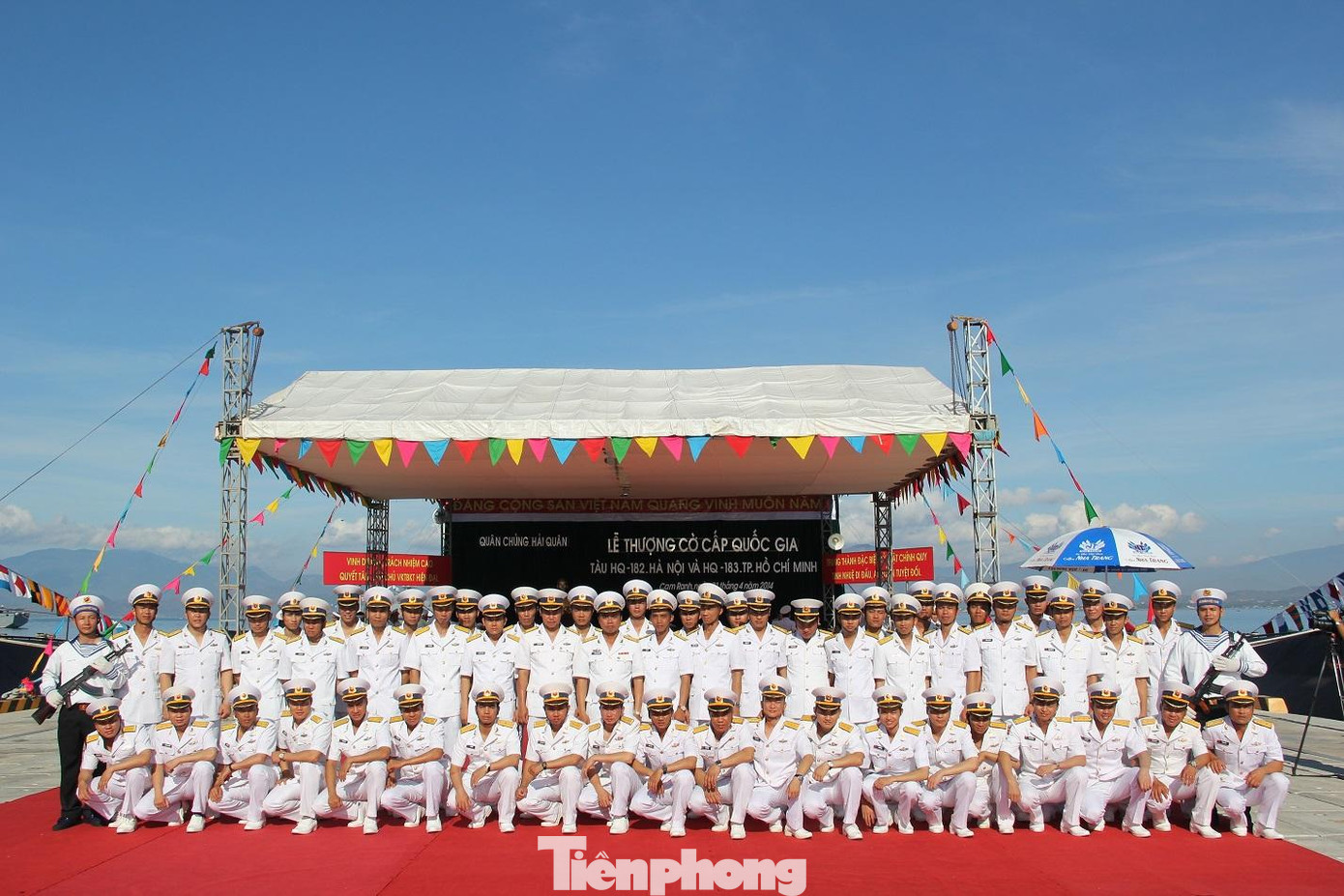 Cán bộ, thủy thủ tàu ngầm 182-Hà Nội và 183-TPHCM trong lễ thượng cờ cấp quốc gia (tháng 4/2014) Cán bộ, thủy thủ tàu ngầm 182-Hà Nội và 183-TPHCM trong lễ thượng cờ cấp quốc gia (tháng 4/2014)