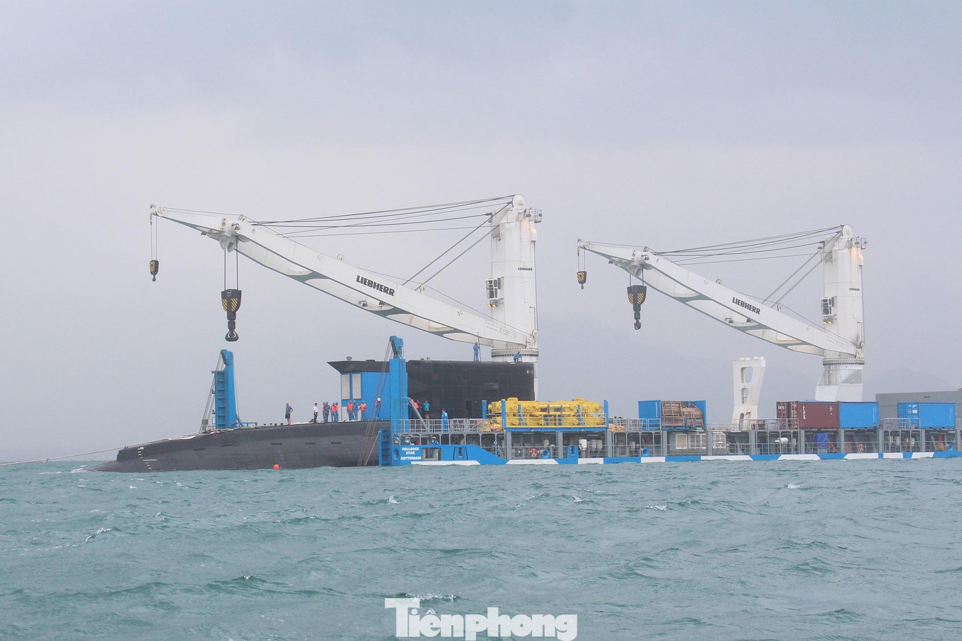 Tàu ngầm 183-TPHCM được hạ thủy khỏi tàu Rolldock Sea của Hà Lan (ngày 22/3/2014), sau hơn một tháng hải trình vượt qua 3 đại dương từ Liên bang Nga về Việt Nam Tàu ngầm 183-TPHCM được hạ thủy khỏi tàu Rolldock Sea của Hà Lan (ngày 22/3/2014), sau hơn một tháng hải trình vượt qua 3 đại dương từ Liên bang Nga về Việt Nam