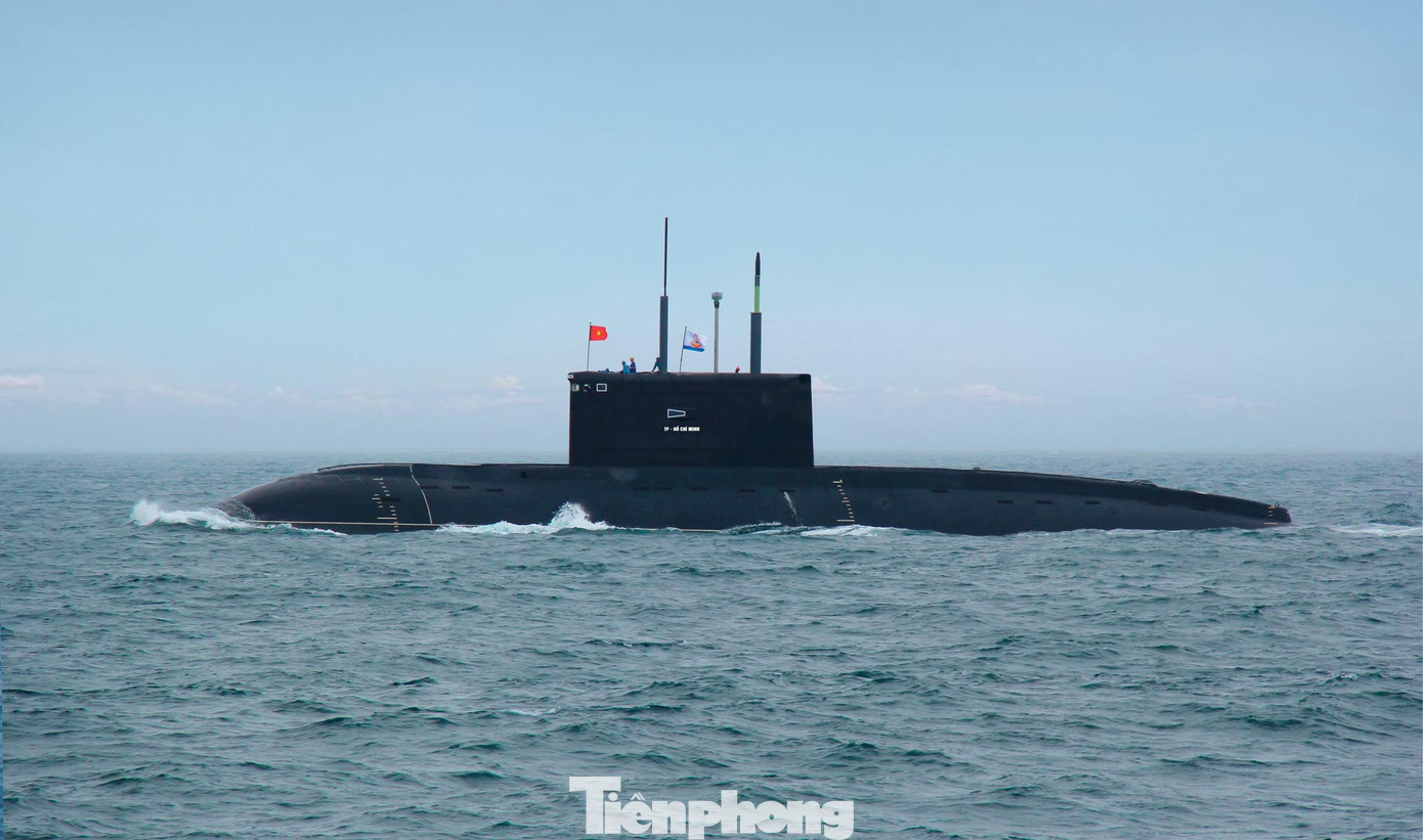 Tàu ngầm 183-TPHCM thực hiện nhiệm vụ trên biển Tàu ngầm 183-TPHCM thực hiện nhiệm vụ trên biển