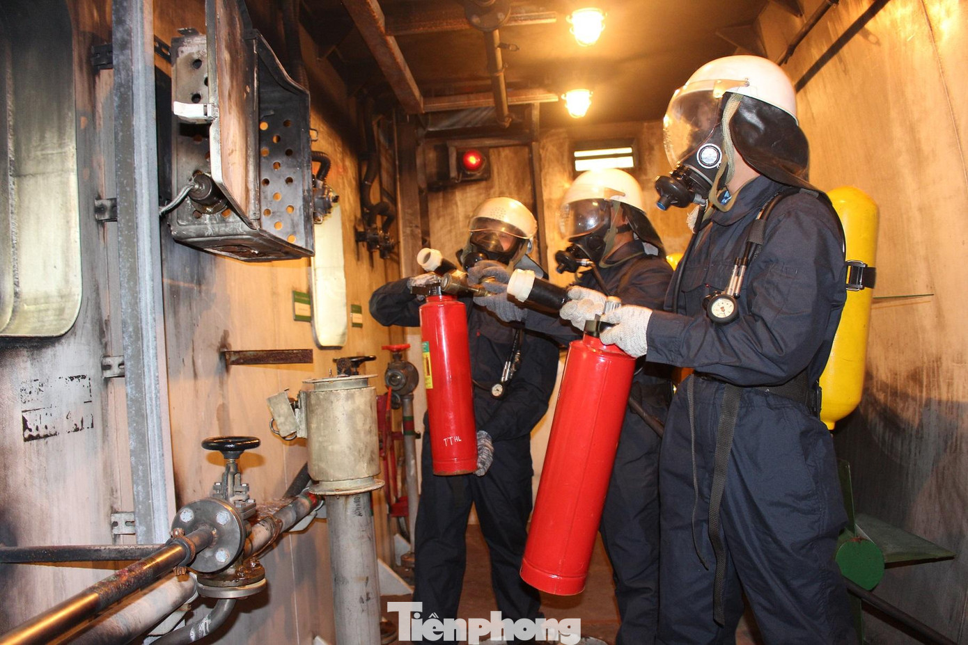 Thủy thủ tàu ngầm 183-TPHCM huấn luyện chống cháy tàu Thủy thủ tàu ngầm 183-TPHCM huấn luyện chống cháy tàu