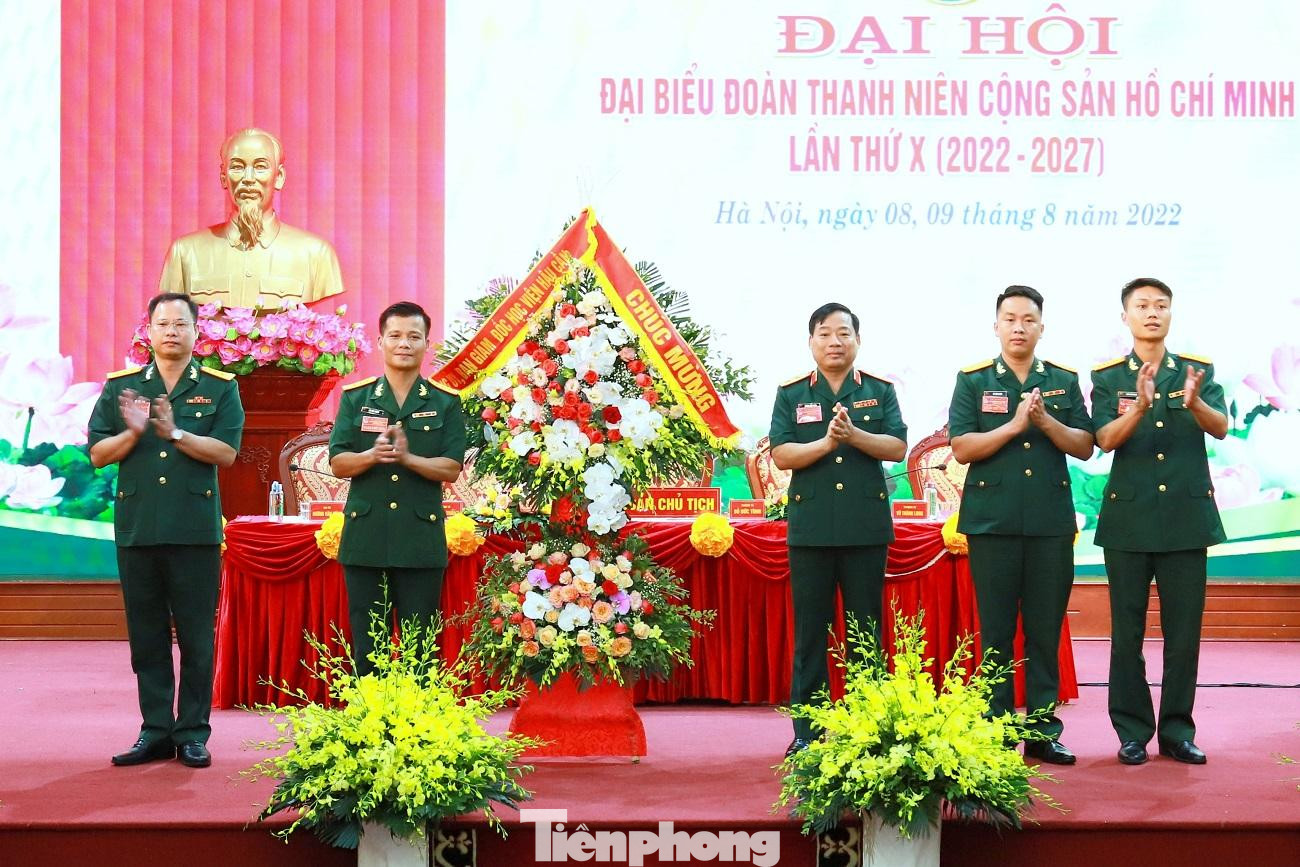 Lãnh đạo Học viện Hậu cần tặng hoa chúc mừng đại hội Lãnh đạo Học viện Hậu cần tặng hoa chúc mừng đại hội