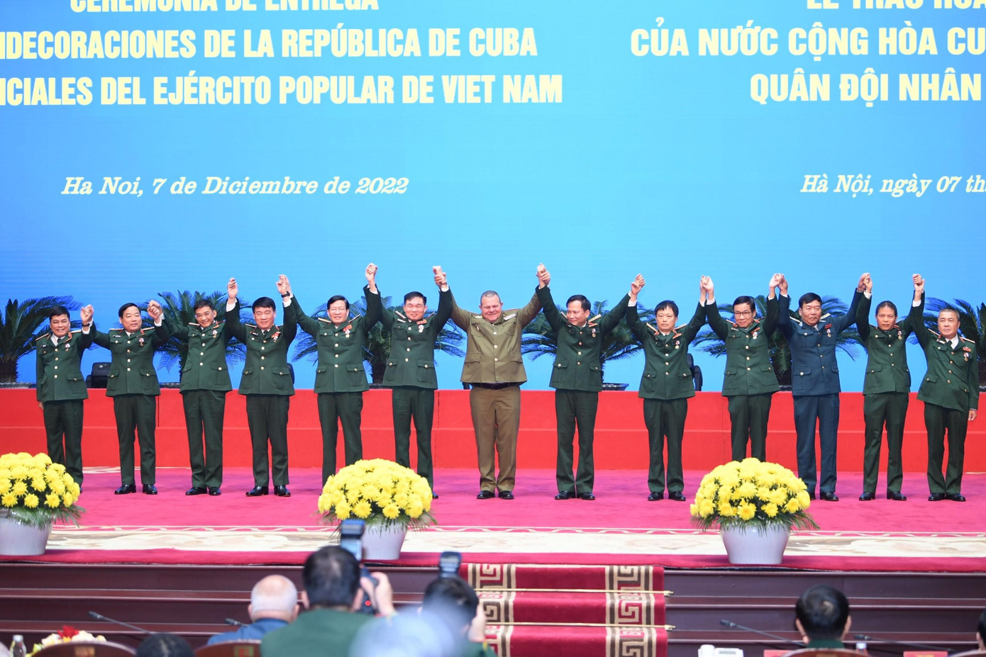 Chủ nhiệm Chính trị các Lực lượng vũ trang Cách mạng Cuba Víctor Rojo Ramos trao Huân chương Hữu nghị tặng các lãnh đạo, nguyên lãnh đạo và cán bộ các cơ quan Bộ Quốc phòng Chủ nhiệm Chính trị các Lực lượng vũ trang Cách mạng Cuba Víctor Rojo Ramos trao Huân chương Hữu nghị tặng các lãnh đạo, nguyên lãnh đạo và cán bộ các cơ quan Bộ Quốc phòng