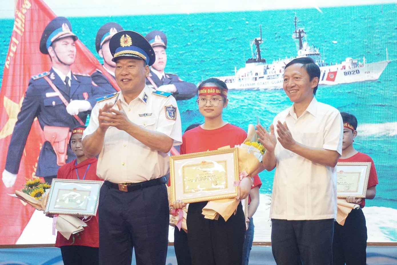 Tư lệnh Cảnh sát biển Việt Nam - Thiếu tướng Lê Quang Đạo và lãnh đạo địa phương trao thưởng cho các em học sinh xuất sắc tại cuộc thi, ngày 14/5 Tư lệnh Cảnh sát biển Việt Nam - Thiếu tướng Lê Quang Đạo và lãnh đạo địa phương trao thưởng cho các em học sinh xuất sắc tại cuộc thi, ngày 14/5