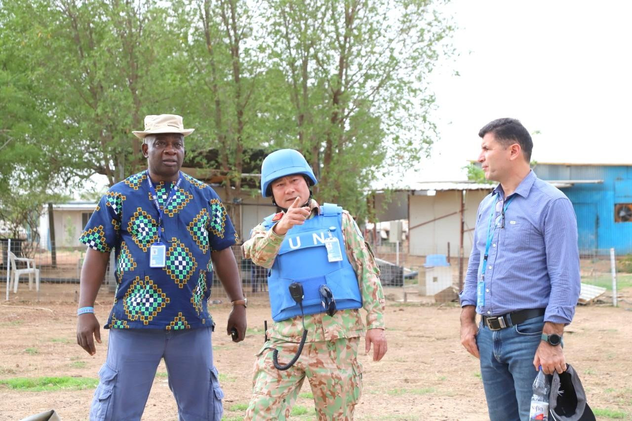 Chỉ huy Đội Công binh số 1 Việt Nam (giữa) trao đổi với các cộng sự trong quá trình trinh sát thực địa Chỉ huy Đội Công binh số 1 Việt Nam (giữa) trao đổi với các cộng sự trong quá trình trinh sát thực địa