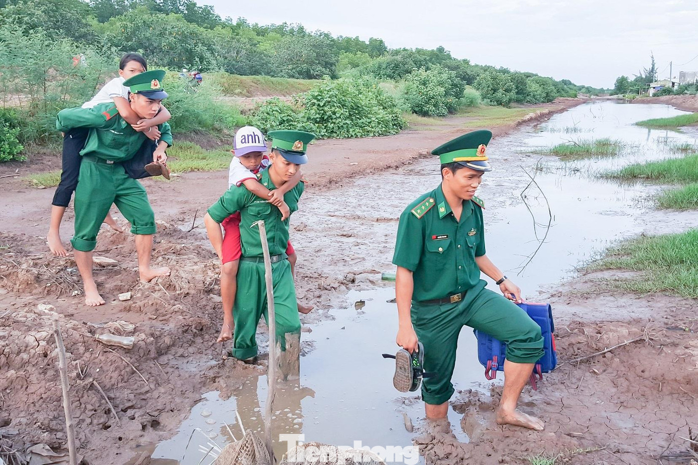 5 năm qua, tuổi trẻ BĐBP đã xung kích cứu hộ, cứu nạn 1.891 vụ/3.367 người và 431 lượt phương tiện; giúp đỡ 27.856 lượt quần chúng nhân dân trong thiên tai bão lũ và gặp nạn trên biển; khám chữa bệnh cho 601.312 lượt người; cấp phát thuốc miễn phí trị giá gần 32 tỷ đồng; tiêm chủng mở rộng cho hơn 3.000 lượt cháu; mở 193 lớp xoá mù chữ và phổ cập giáo dục với 3.757 học viên; hỗ trợ 2.487 học sinh trong chương trình “Nâng bước em tới trường” và 359 học sinh là “Con nuôi đồn Biên phòng”.