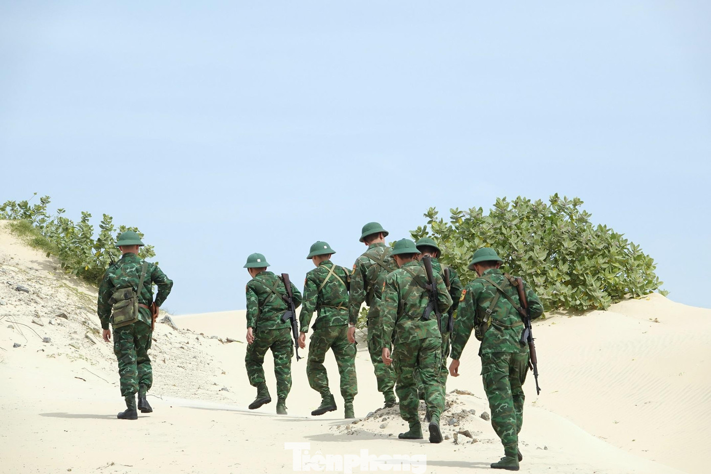 Hành quân qua những cồn cát và nắng gió ven biển Hành quân qua những cồn cát và nắng gió ven biển
