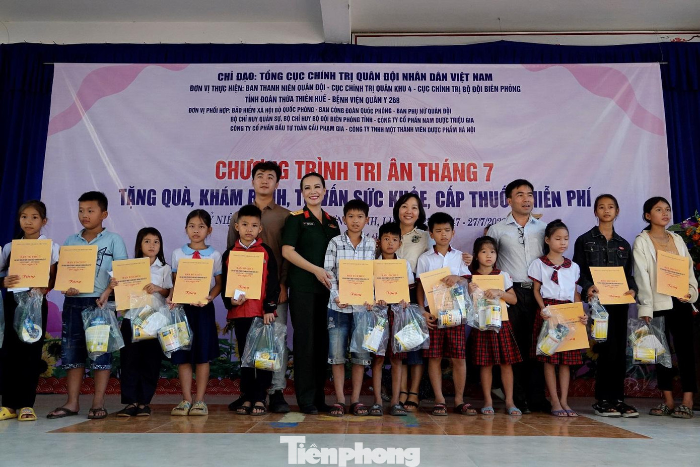 Đại diện các đơn vị đồng hành trao tặng quà tiếp sức học sinh vượt khó học giỏi