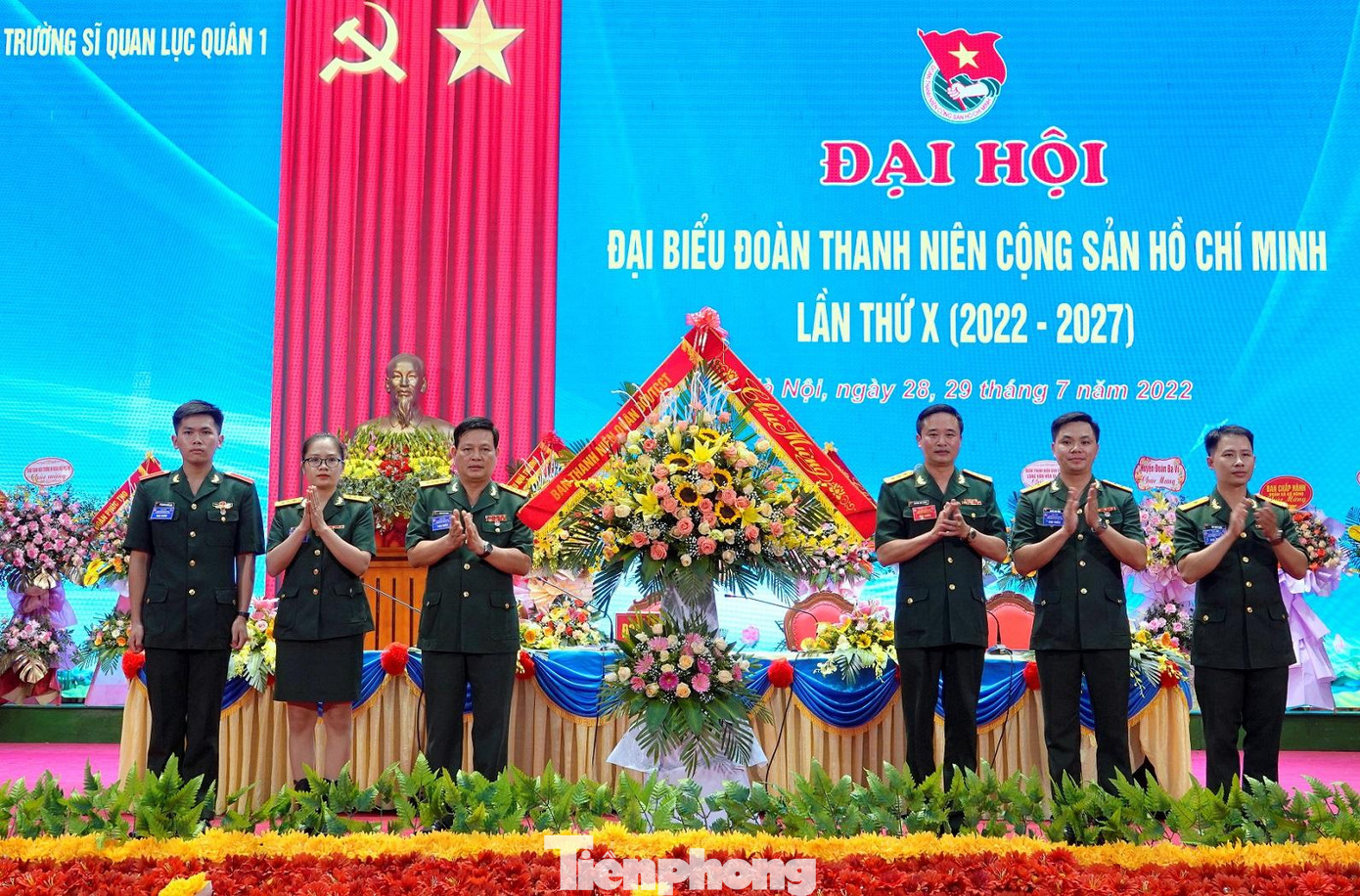Lãnh đạo Ban Thanh niên Quân đội tặng hoa chúc mừng ĐH, ngày 29/7