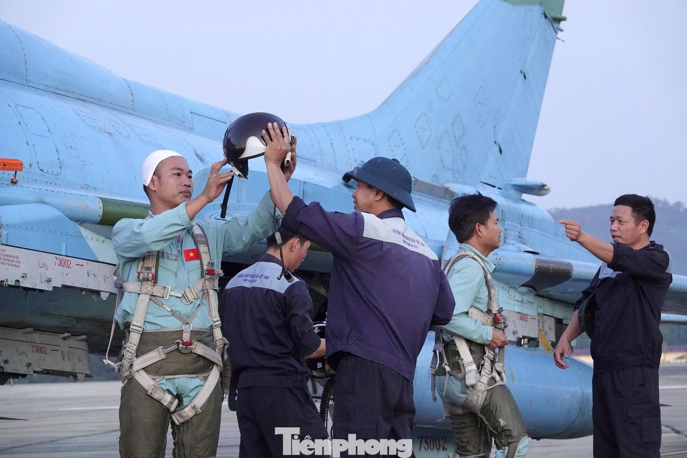 Đội ngũ kỹ thuật ở Sư đoàn Không quân 372 hỗ trợ phi công trong quá trình thực hiện nhiệm vụ bay. Ảnh: Nguyễn Minh Đội ngũ kỹ thuật ở Sư đoàn Không quân 372 hỗ trợ phi công trong quá trình thực hiện nhiệm vụ bay. Ảnh: Nguyễn Minh