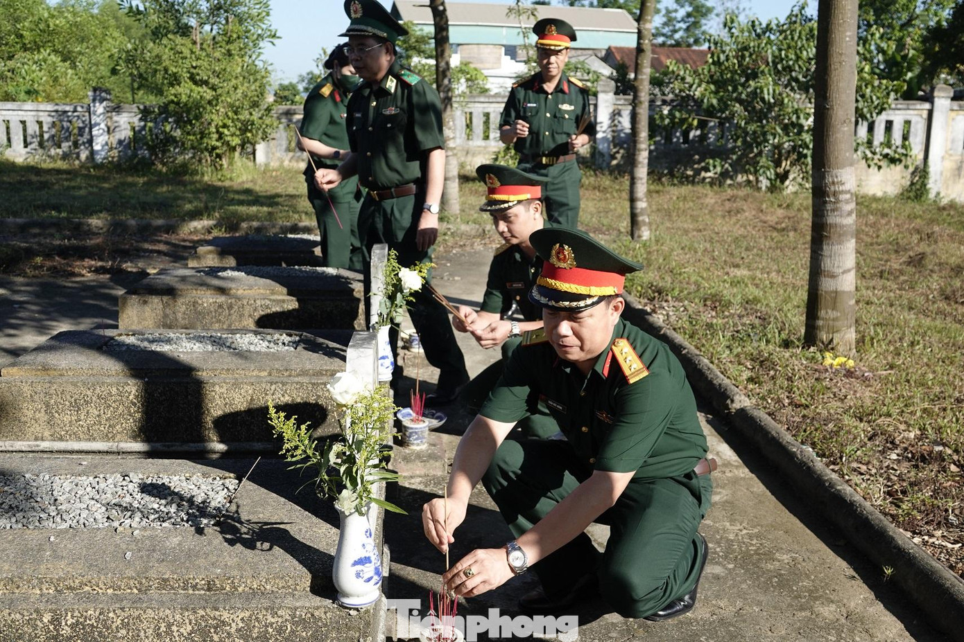 Thượng tá Trần Viết Năng - Trưởng ban Thanh niên Quân đội (hàng đầu) cùng đồng đội thắp hương tri ân các Anh hùng Liệt sĩ, sáng 24/7. Ảnh: Nguyễn Minh