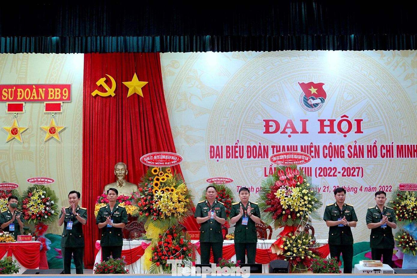 Thượng tá Trần Viết Năng, Trưởng ban Thanh niên Quân đội và Đại tá Nguyễn Văn Dũng, Phó Chính ủy Quân đoàn 4 tặng hoa chúc mừng đại hội Thượng tá Trần Viết Năng, Trưởng ban Thanh niên Quân đội và Đại tá Nguyễn Văn Dũng, Phó Chính ủy Quân đoàn 4 tặng hoa chúc mừng đại hội