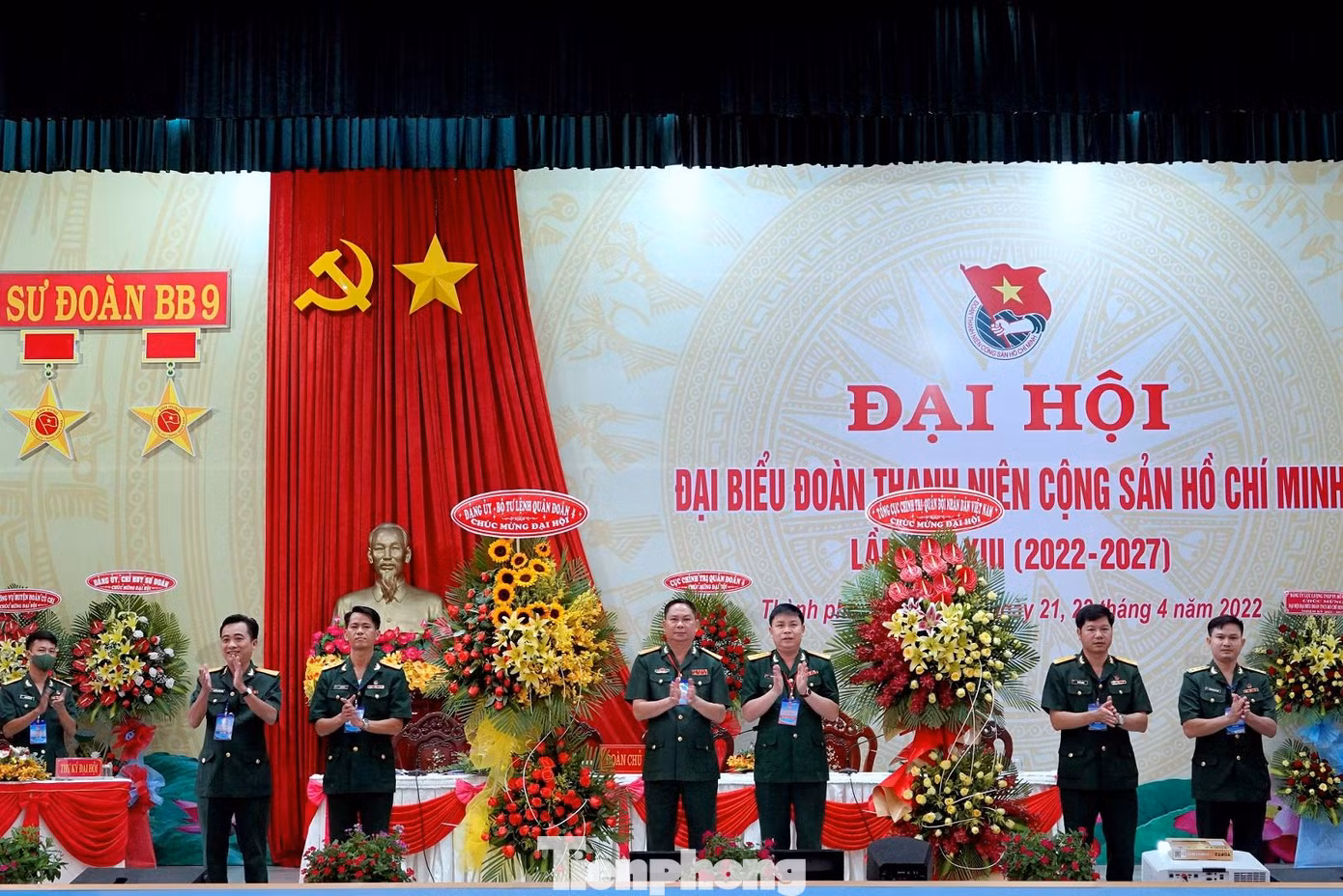 Thượng tá Trần Viết Năng, Trưởng ban Thanh niên Quân đội và Đại tá Nguyễn Văn Dũng, Phó Chính ủy Quân đoàn 4 tặng hoa chúc mừng đại hội Thượng tá Trần Viết Năng, Trưởng ban Thanh niên Quân đội và Đại tá Nguyễn Văn Dũng, Phó Chính ủy Quân đoàn 4 tặng hoa chúc mừng đại hội